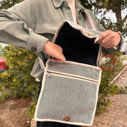 Laptop-messengerbag i hampa & bomull – Curves Edition med öppet lock som visar vadderat laptopfack och främre ficka med dragkedja i hamp- och bomullscanvas
