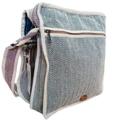 Alt Tag: Laptop-messengerbag i hampa & bomull – Curves Edition med kurvad design, hemp-cotton-canvas, framficka med dragkedja och justerbar axelrem