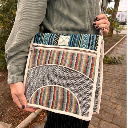Alt Tag: Hemp & Cotton Laptop Messenger Bag – Curves Edition buren som crossbody, böjd frontklaff med randig canvaspanel och ficka med dragkedja