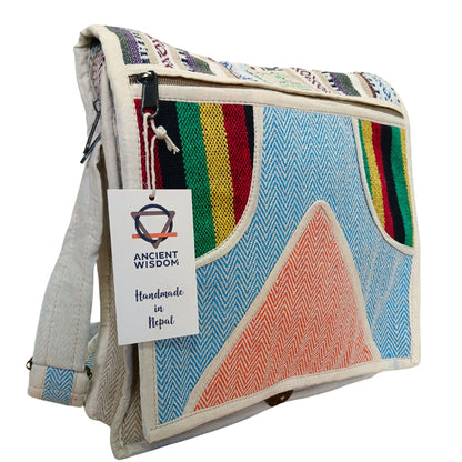 Laptop-messenger bag i hampa och bomull – triangeldesign med färgglad vävd canvas-flik och justerbar axelrem, sidovy