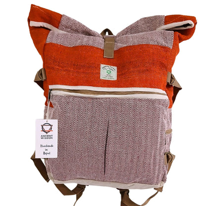 Alt Tag: Hemp Trekking Rolling Backpack – Sunset Orange mochila de cáñamo y algodón en color naranja, vista frontal con bolsillo y cremalleras