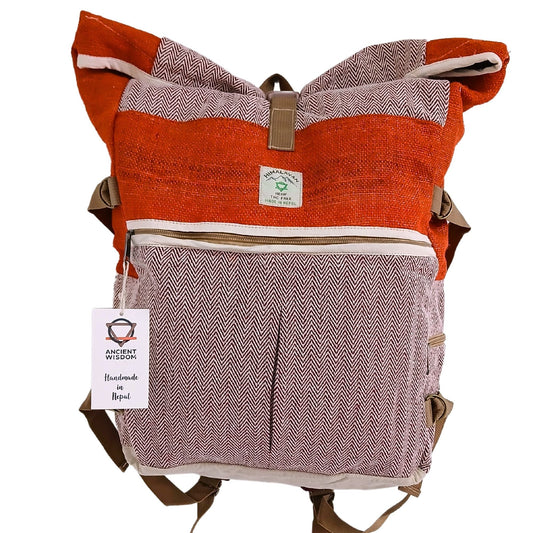 Alt Tag: Hemp Trekking Rolling Backpack – Sunset Orange mochila de cáñamo y algodón en color naranja, vista frontal con bolsillo y cremalleras