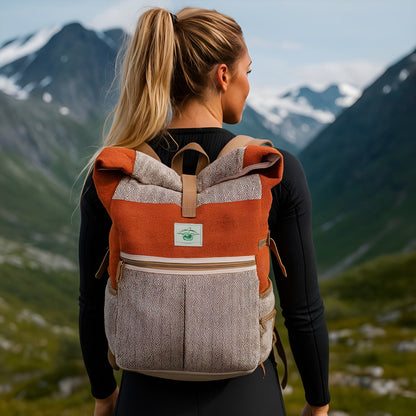 Hemp Trekking Rolling Backpack – Sunset Orange en espalda de mujer, mochila de cáñamo y algodón color naranja, senderismo en montaña