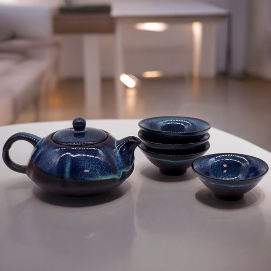 Alt-tagg: Herbal Blues Teapot Set – kanna & fyra koppar, handgjord blå keramisk tekanna med fyra matchande koppar på ett bord