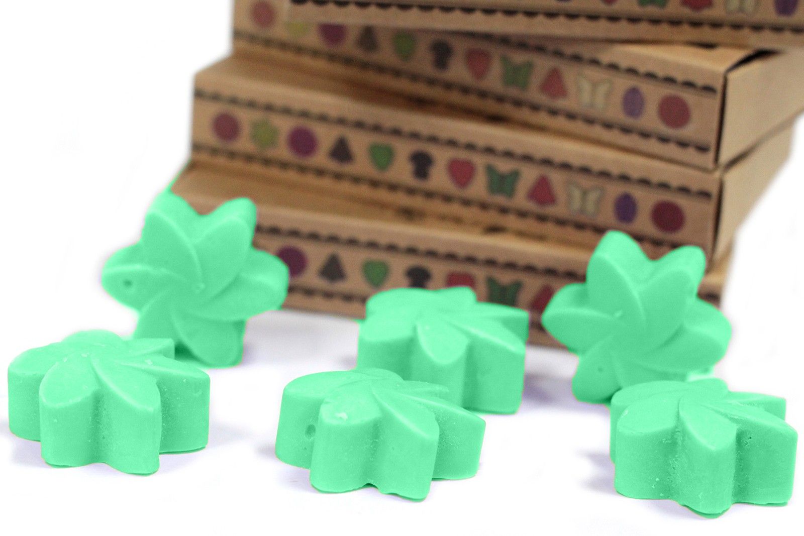 Alt Tag: Soy & Palm Wax Melts Gift Set – Hidden Garden, wax melts verdes en forma de flor frente a cajas de regalo kraft
