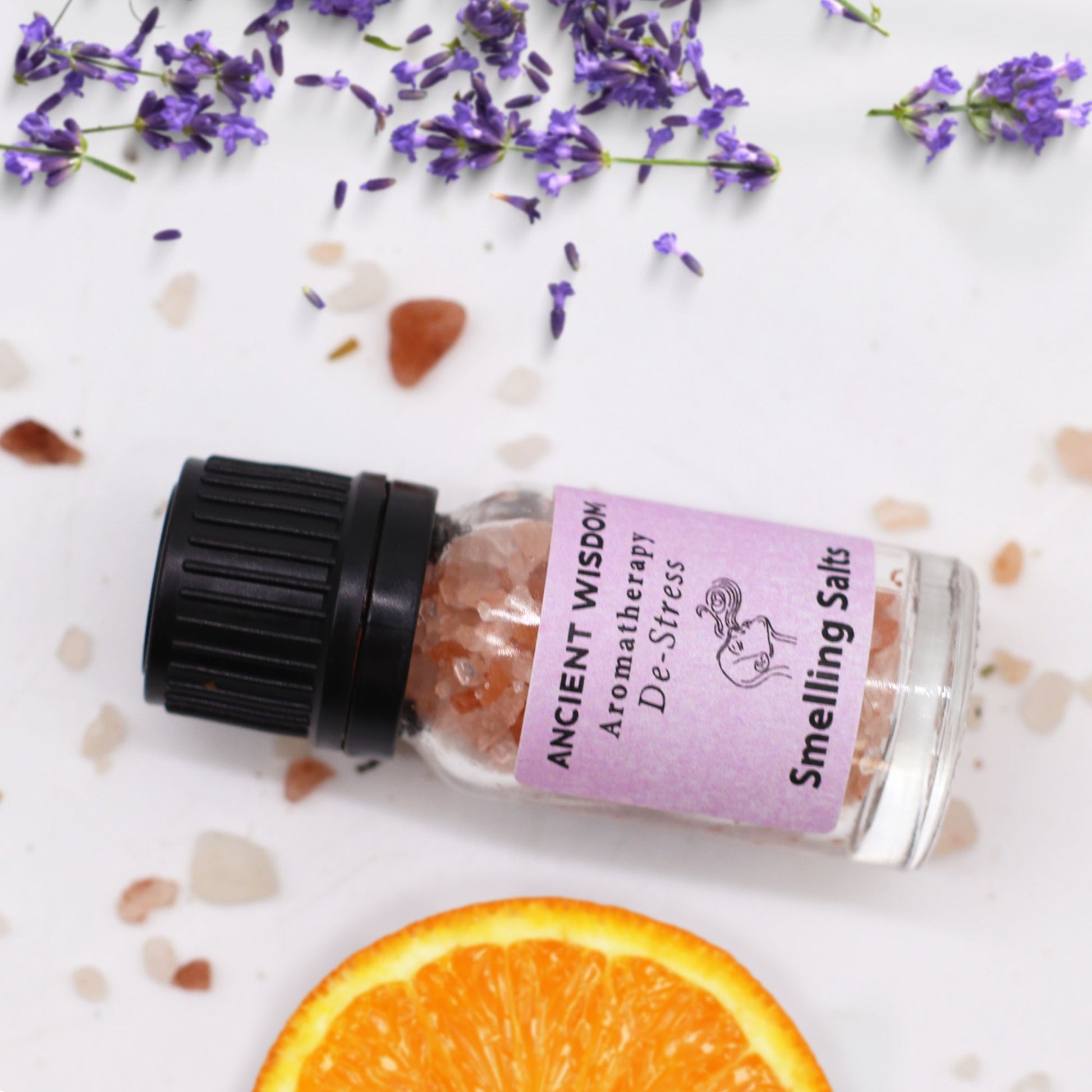 Alt Tag: Himalayan Aromaaroma Smelling Salt – 6.2x2.4 CM frasco con sal rosa y etiqueta, con lavanda y rodaja de naranja