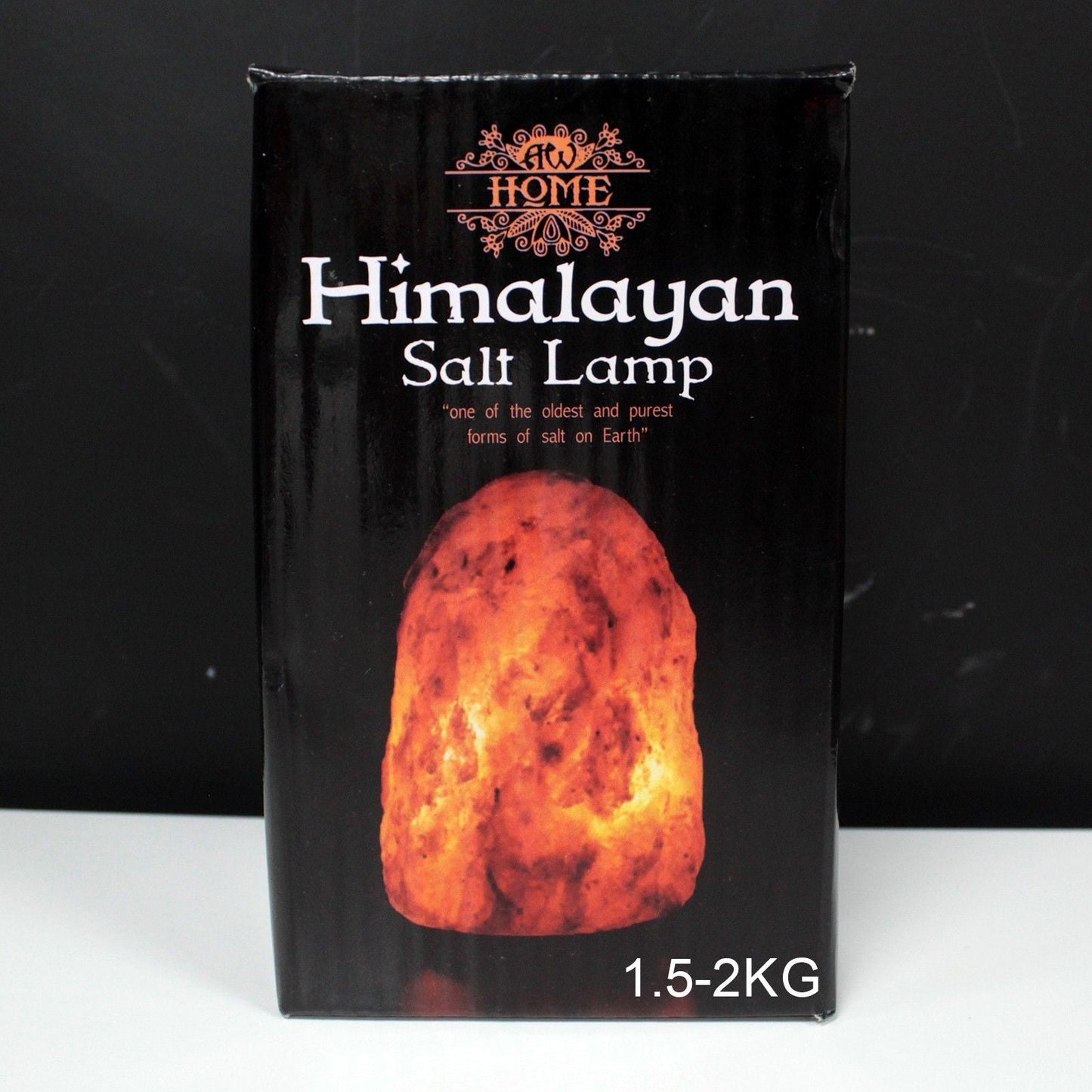 Caja del producto de Lámpara de Sal de Cristal del Himalaya – 1.5–2KG mostrando una lámpara de sal del Himalaya iluminada y la etiqueta de tamaño 1.5-2KG