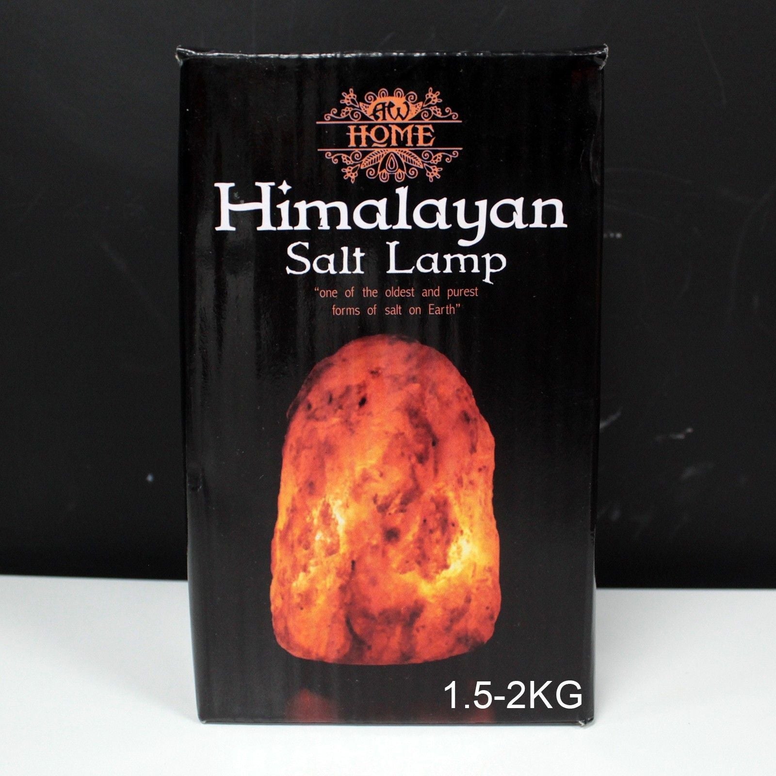 Caja del producto de Lámpara de Sal de Cristal del Himalaya – 1.5–2KG mostrando una lámpara de sal del Himalaya iluminada y la etiqueta de tamaño 1.5-2KG