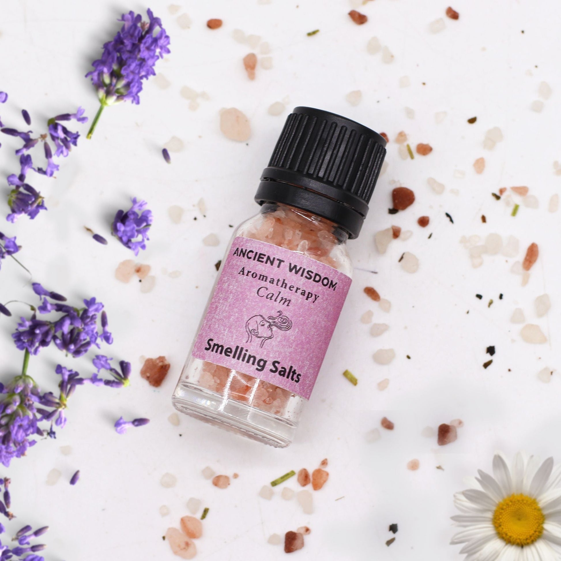 Himalayan Salt Aromaaroma Smelling Salts – 6.2x2.4 CM frasco con sales aromáticas y etiqueta Calm sobre fondo con flores y cristales