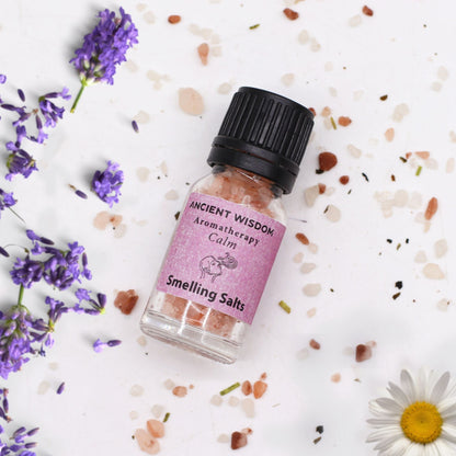 Himalayan Salt Aromaaroma Smelling Salts – 6.2x2.4 CM frasco con sales aromáticas y etiqueta Calm sobre fondo con flores y cristales
