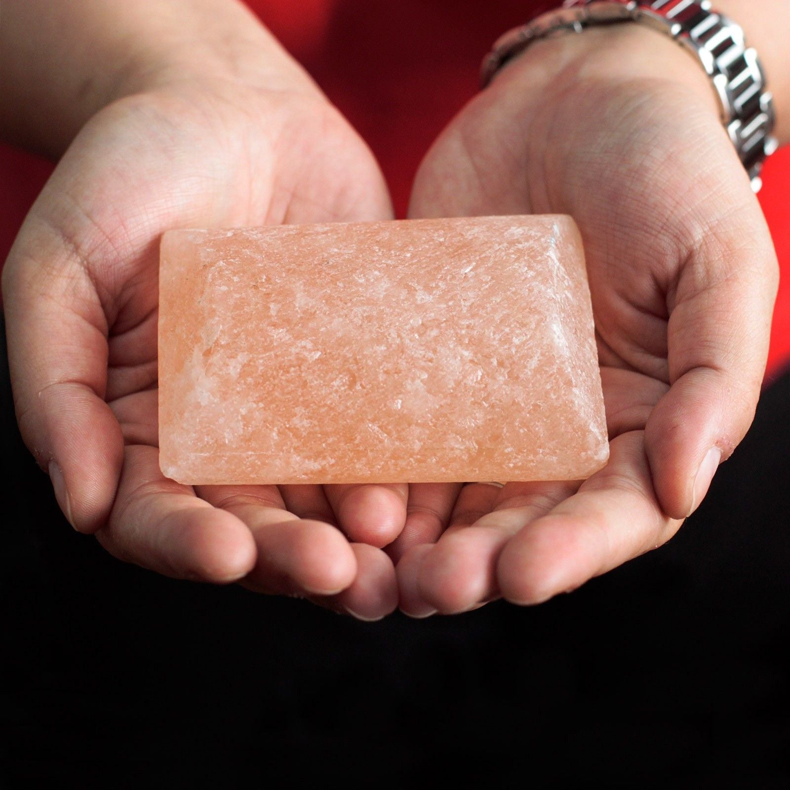 Alt Tag: Himalayan Salt Deodorant Bar – 285G sostenida en las manos, barra rectangular de sal rosa natural para uso diario