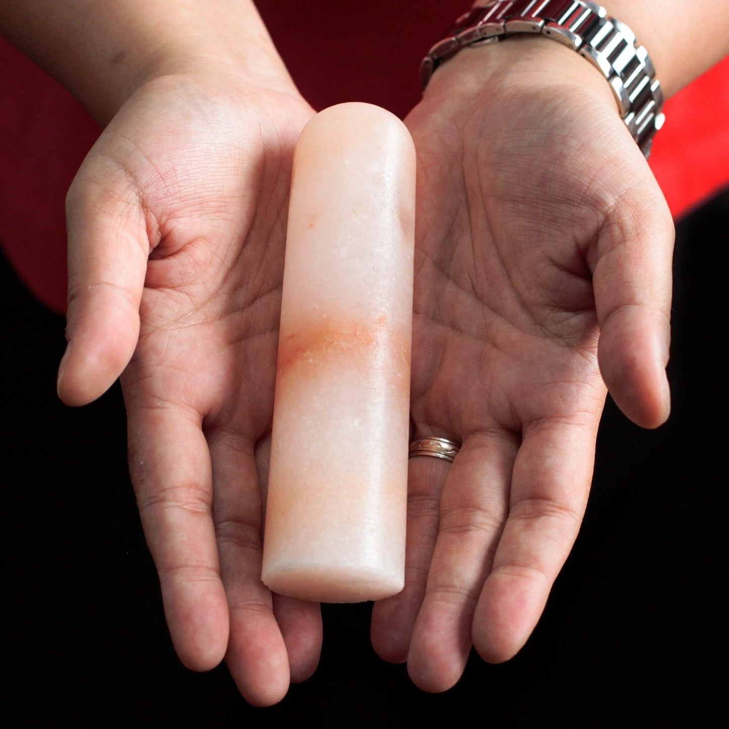 Himalayan Salt Deodorant Stick – 12.5 CM en manos, desodorante mineral sin fragancia en barra de sal rosa