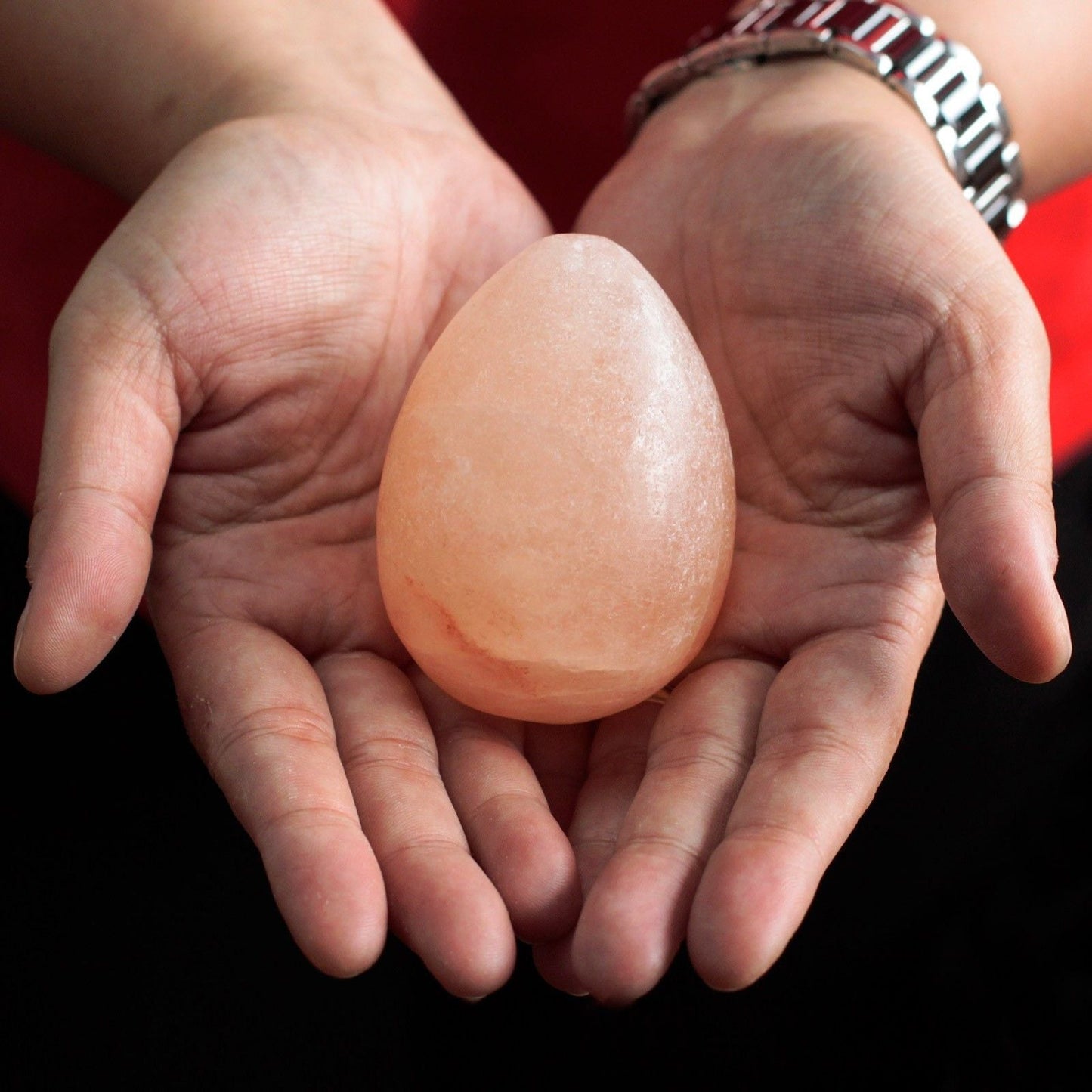 Himalayan Salt Egg Deodorant Stone – 5x8 CM sostenido en manos, piedra de sal rosa tallada en forma de huevo