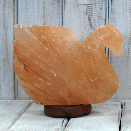 Himalayasaltfigur – Swan Shape 7,5x12,5x18CM handskuren svanskulptur i rosa saltkristall på träbas