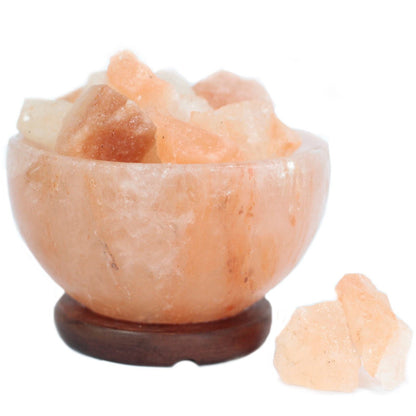 Alt-tag: Eldskål av salt med bitar – 15 CM × 9 CM, Himalayasaltsskål med bitar och träbas, heminredning