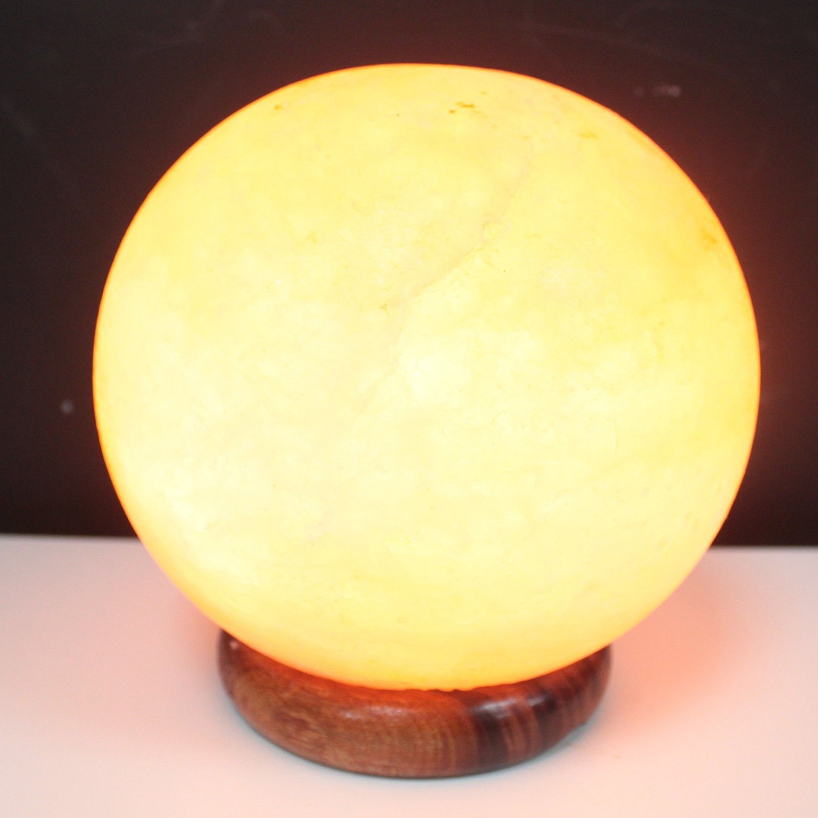 Alt Tag: Himalayan Salt Lamp Ball – Large with Wooden Base, esfera de sal del Himalaya iluminada con base de madera