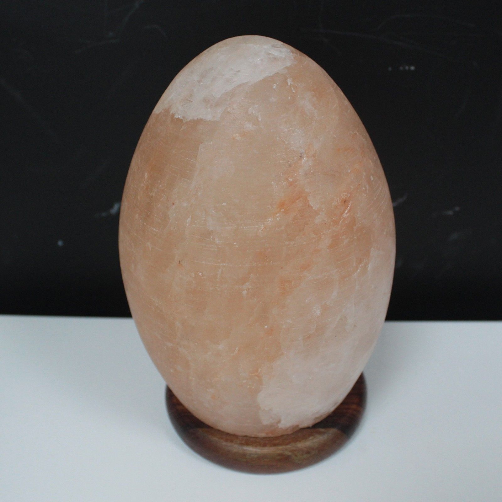 Alt Tag: Himalaya saltlampa Ägg – träbas, handskuren rosa kristalläggslampa i Himalayasalt på rund träbas
