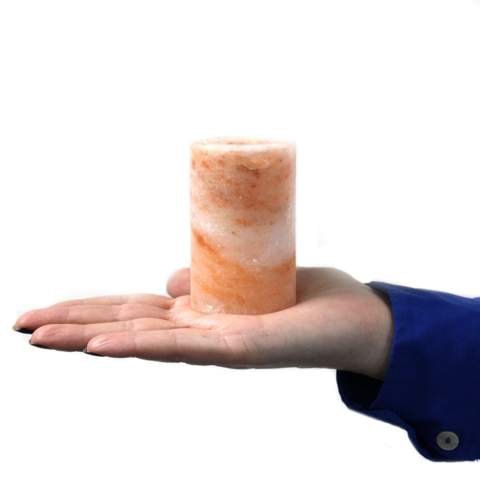 Alt Tag: Himalaya-salt shotglas – träställ, set med 2, hand som håller ett naturligt rosa Himalaya-salt shotglas i närbild