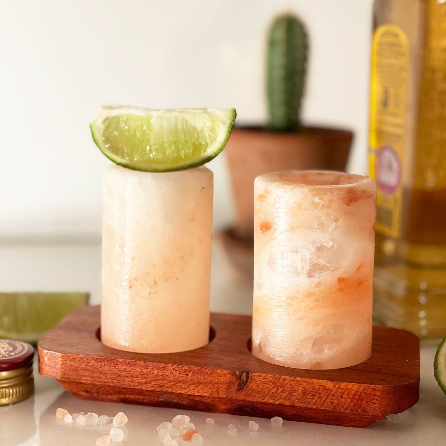 Alt Tag: Himalayan Salt Shot Glasses – Träställ set med 2, med limegarnering på träställ, naturliga rosa saltsnapsglas