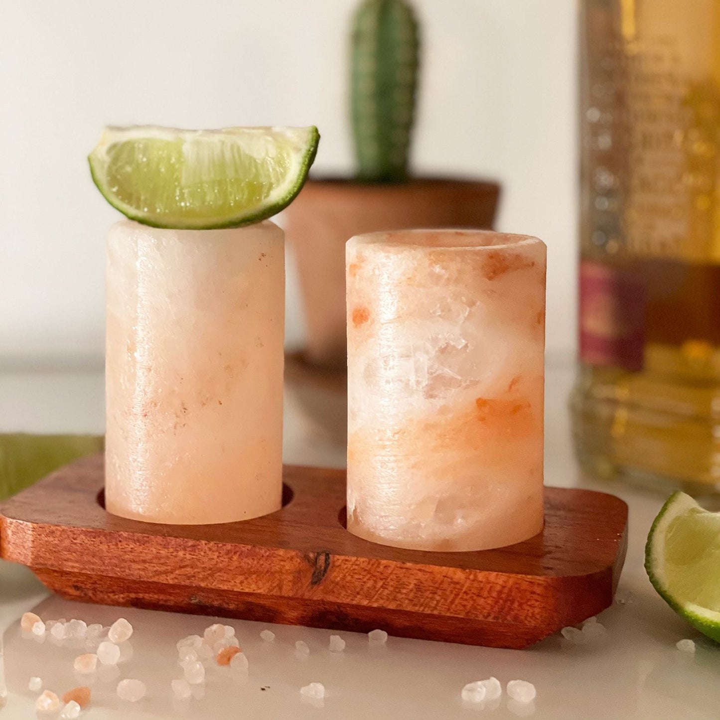 Alt Tag: Himalayan Salt Shot Glasses – träställ set om 2 med två saltshotglas på träställ, limegarnityr och saltkristaller
