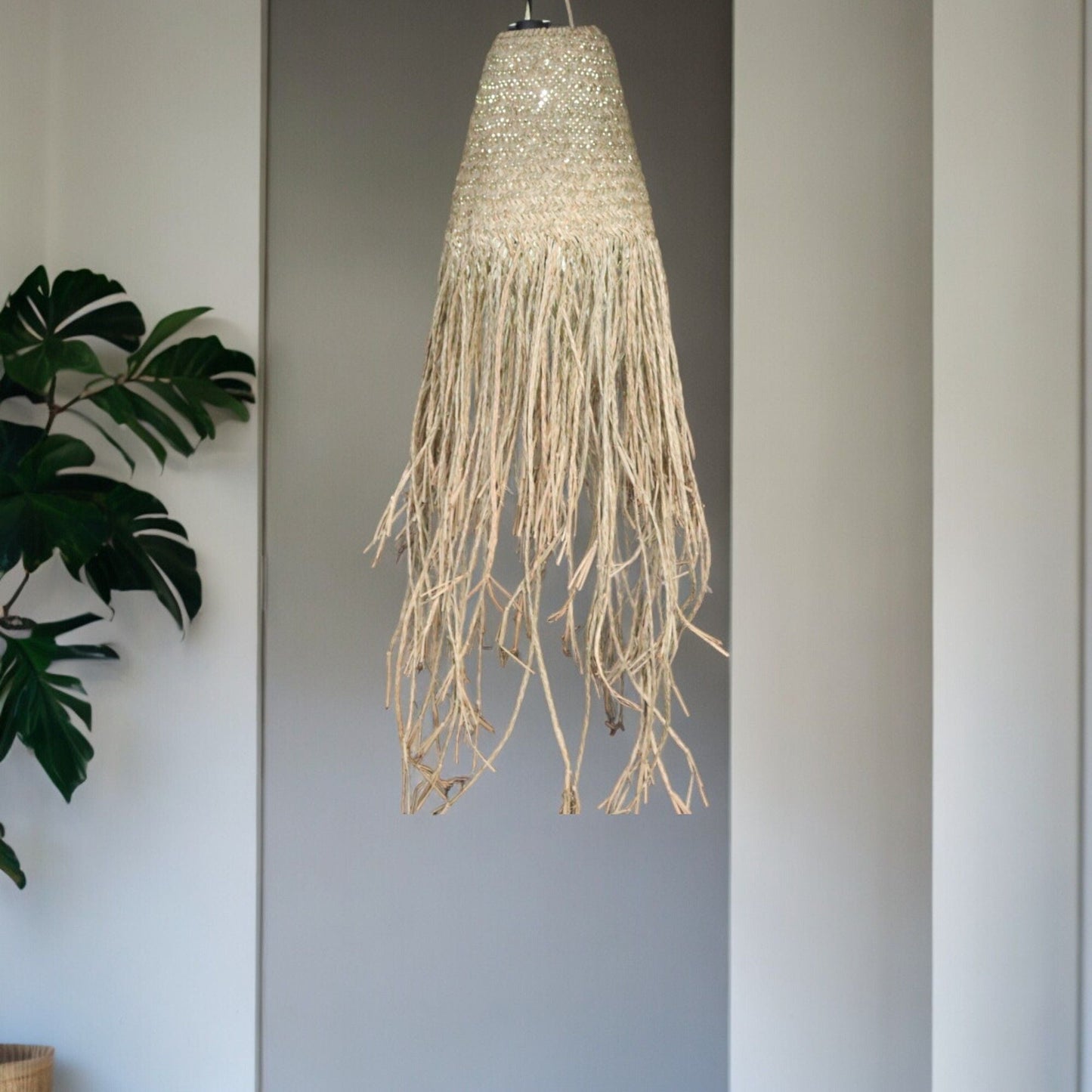 Pantalla de lámpara colgante Hoorahgrass – 20x15CM, hecha a mano en Indonesia con Fimbristylis miliacea, estilo boho, con flecos