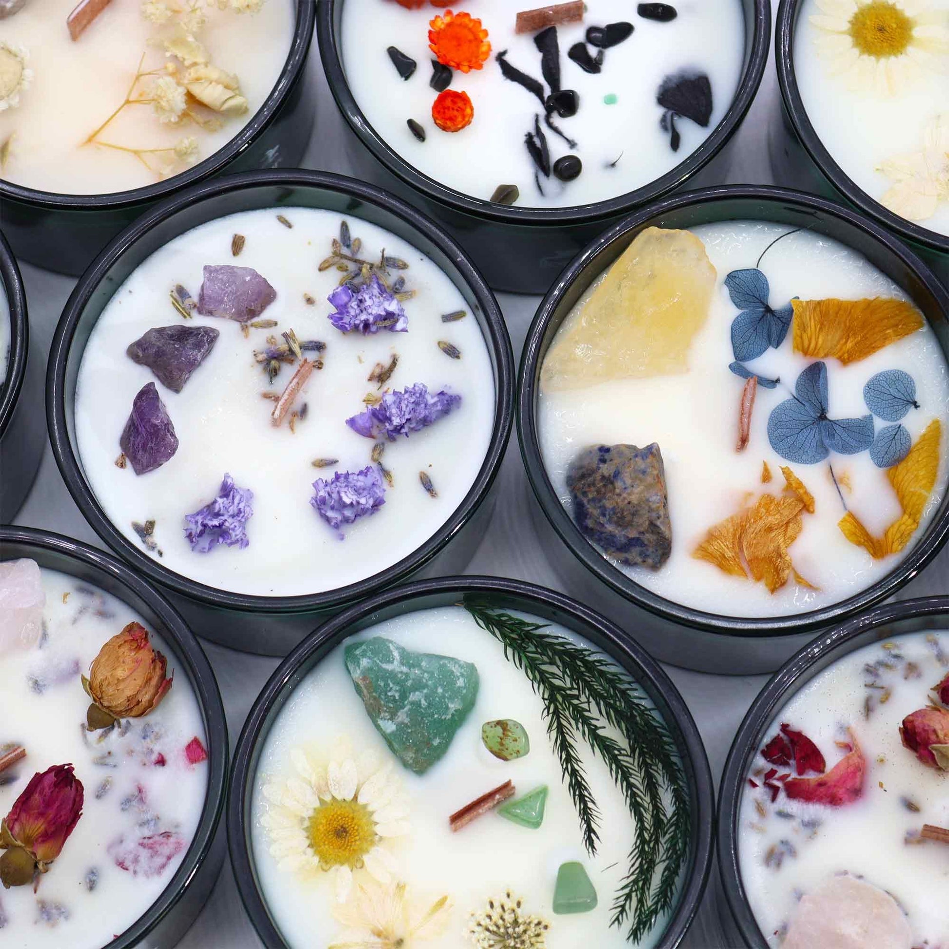 Alt Tag: Hope Hare Crystal Magic Flower Candle – The Sun med dekorativt blomvax, kristaller och torkade botaniska inslag i rund plåtburk