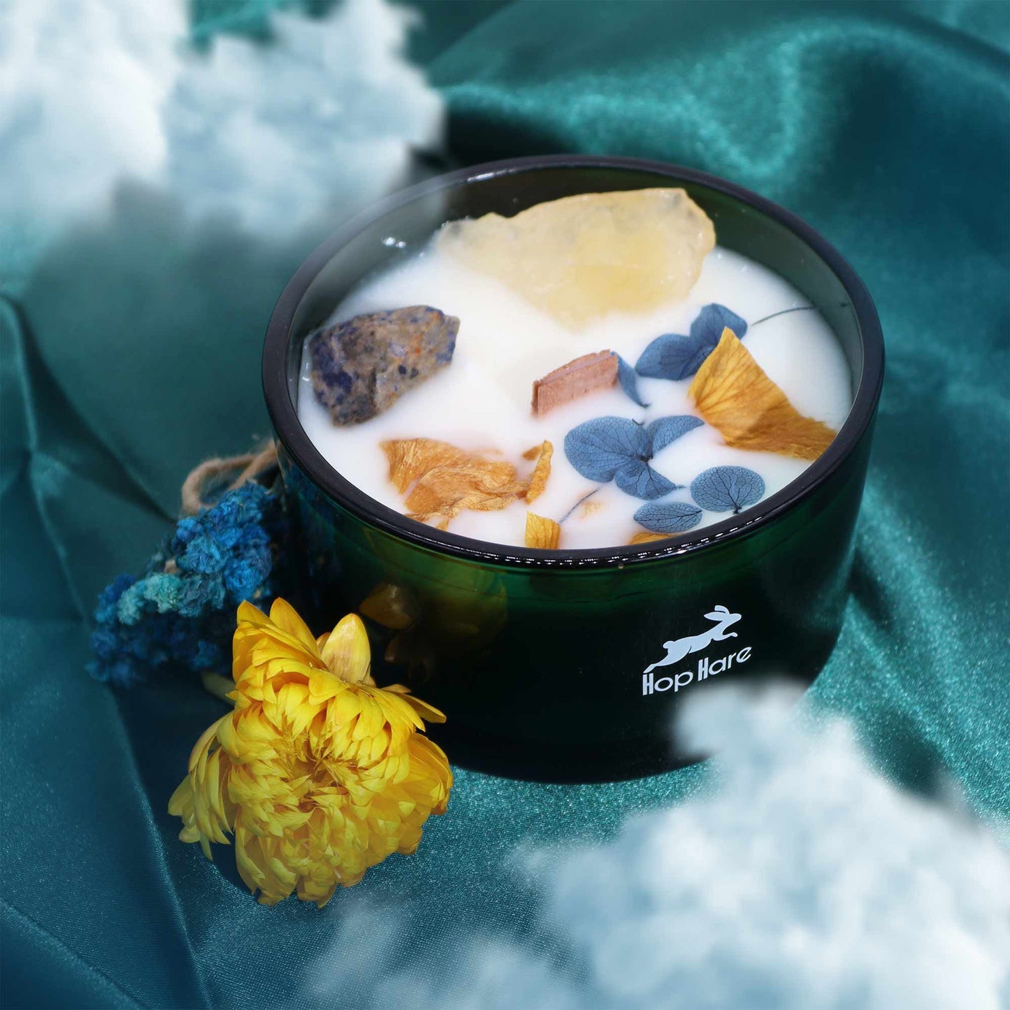 Alt Tag: Hope Hare Crystal Magic Flower Candle – The Sun i grön glasburk med dekorativa blomblad och kristaller
