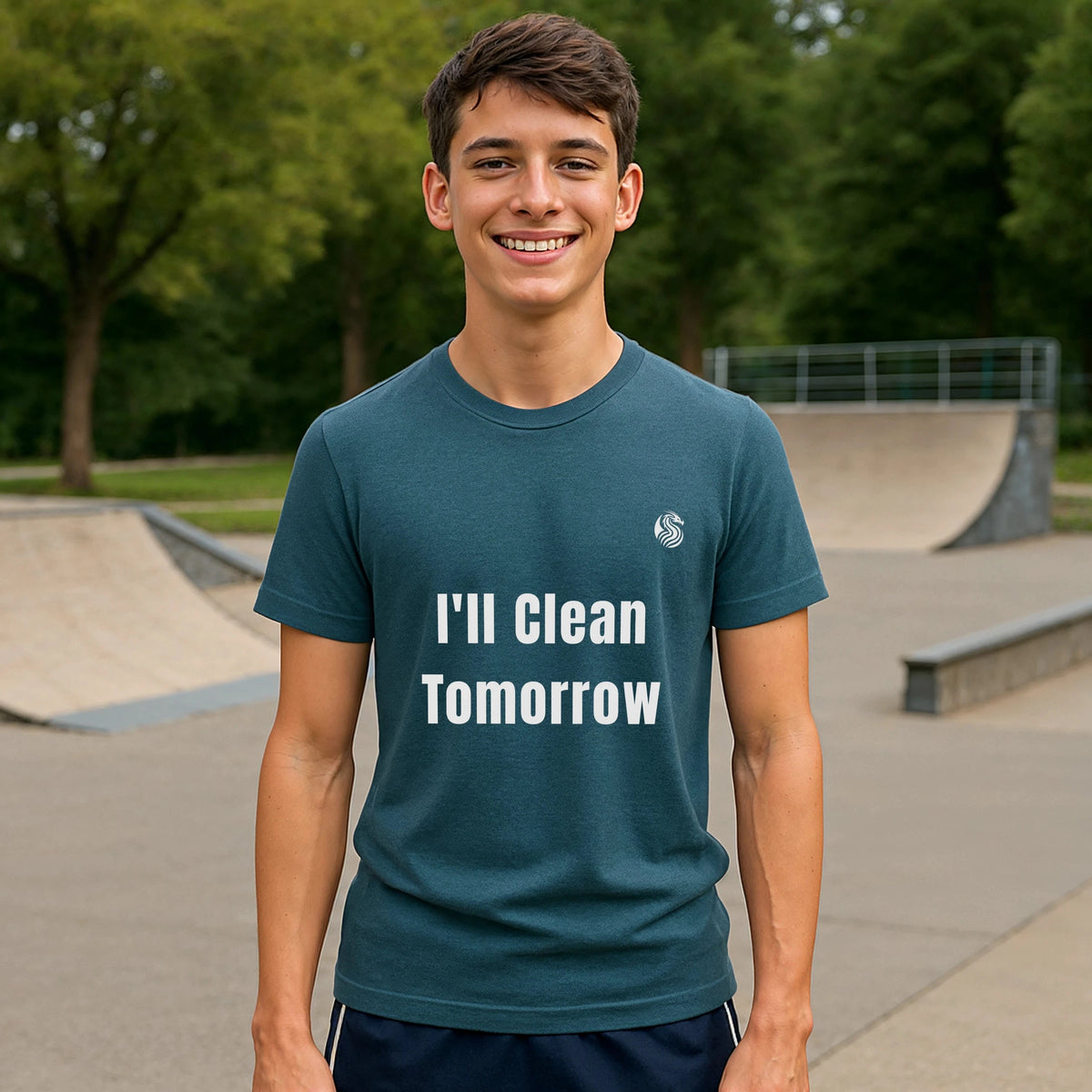 I'll Clean Tomorrow Teen Premium Unisex T-Shirt en color azul, joven con camiseta de texto “I’ll Clean Tomorrow” en parque de skate