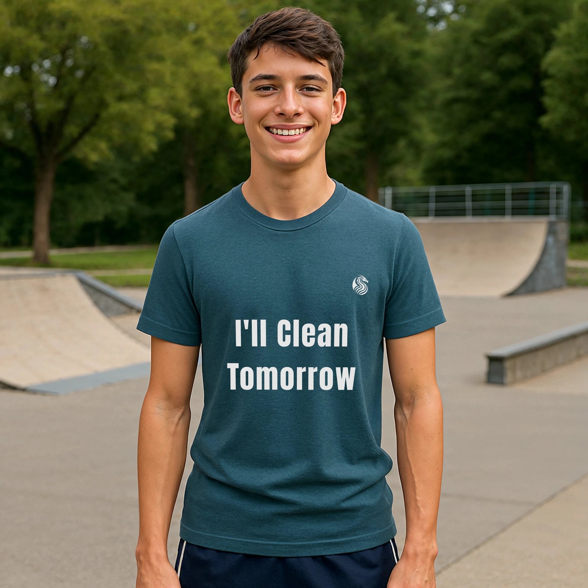 I'll Clean Tomorrow Teen Premium Unisex T-Shirt en color azul, joven con camiseta de texto “I’ll Clean Tomorrow” en parque de skate