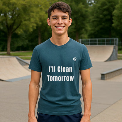 I'll Clean Tomorrow Teen Premium Unisex T-Shirt en color azul, joven con camiseta de texto “I’ll Clean Tomorrow” en parque de skate