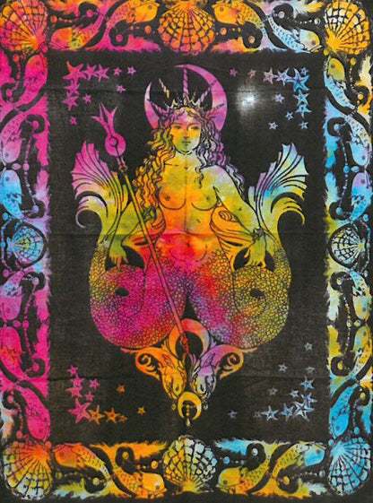 Alt Tag: Indian Cotton Mermaid Wall Hanging – 78x112 CM, tapiz de algodón con sirena multicolor y marco de conchas, diseño oceánico para pared