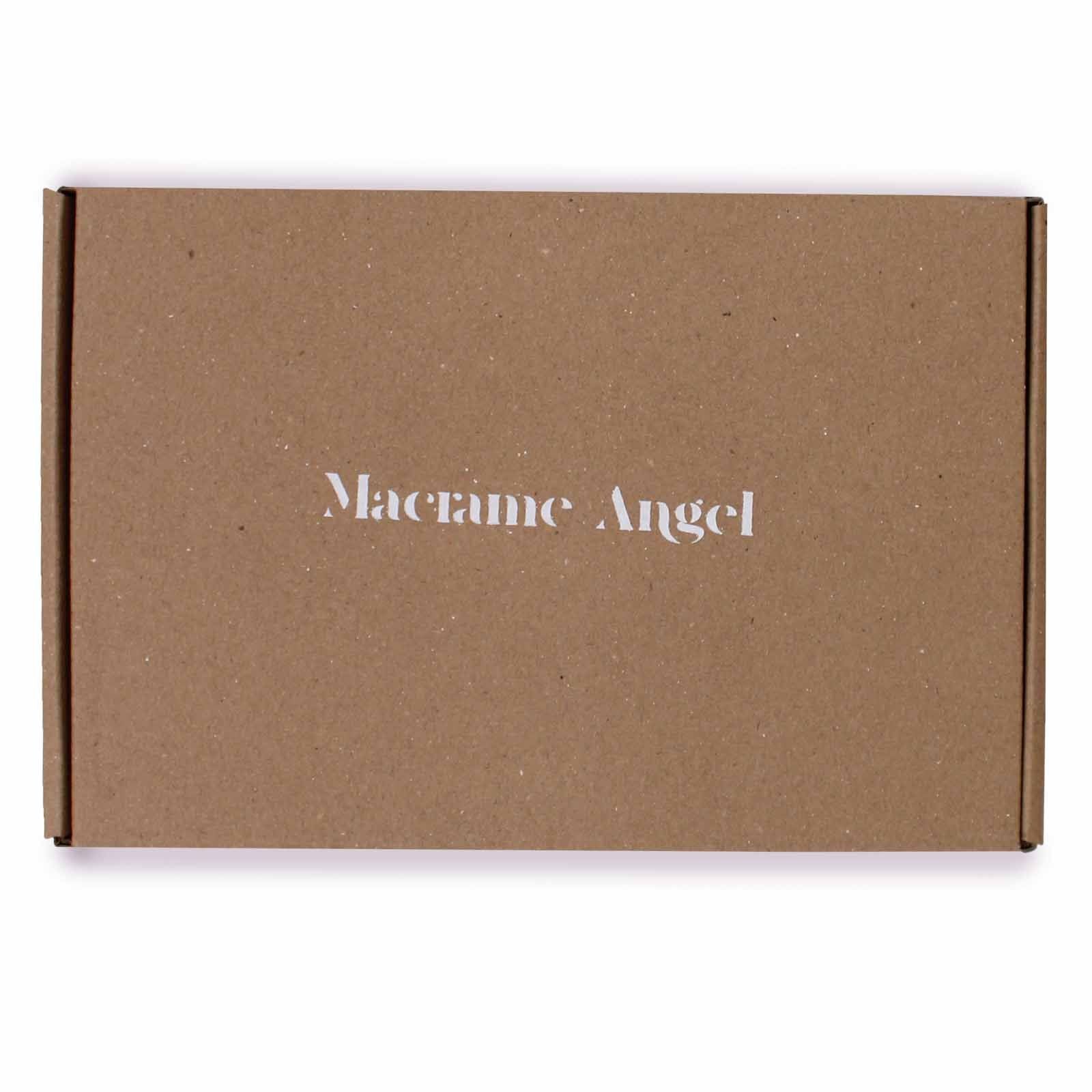Ángel de macramé de algodón indonesio – empaque de caja de regalo 22x14 CM con el texto "Macrame Angel", caja kraft ecológica