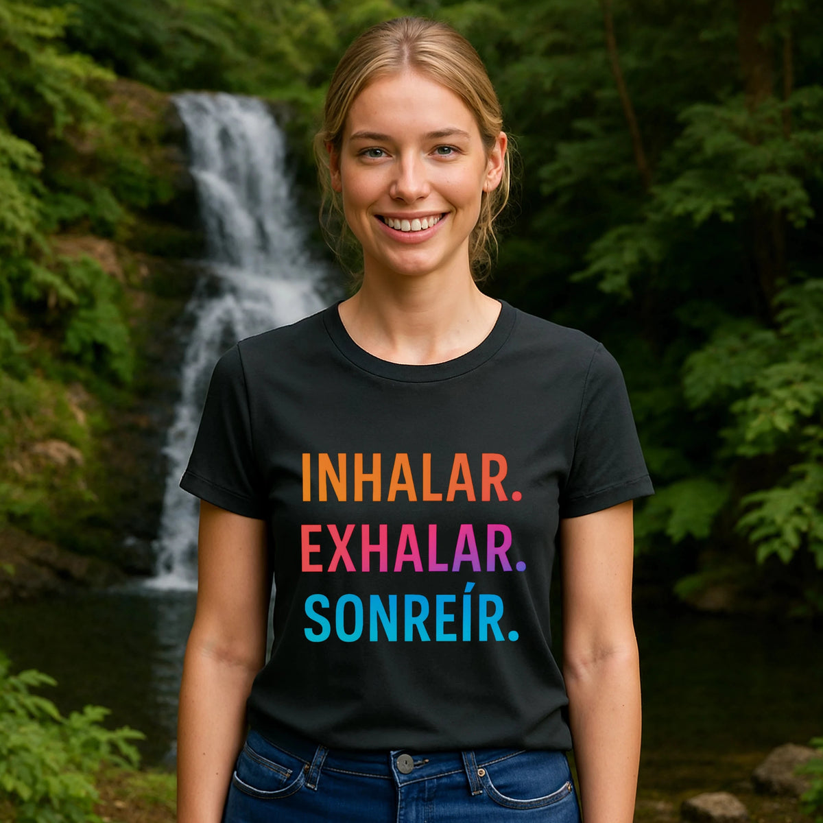 Alt Tag: Mujer con camiseta Inhalar Exhalar Sonreír Sostenible Vivir Lento 100% Organic Cotton T-Shirt, texto “INHALAR EXHALAR SONREÍR”