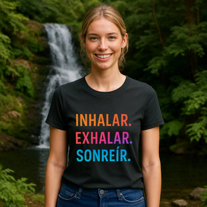 Alt Tag: Mujer con camiseta Inhalar Exhalar Sonreír Sostenible Vivir Lento 100% Organic Cotton T-Shirt, texto “INHALAR EXHALAR SONREÍR”