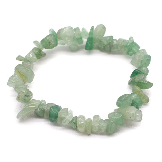Alt Tag: Jade Chipstone Bracelet – Natural Stone, pulsera elástica de chips irregulares de jade verde claro, vista superior sobre fondo blanco