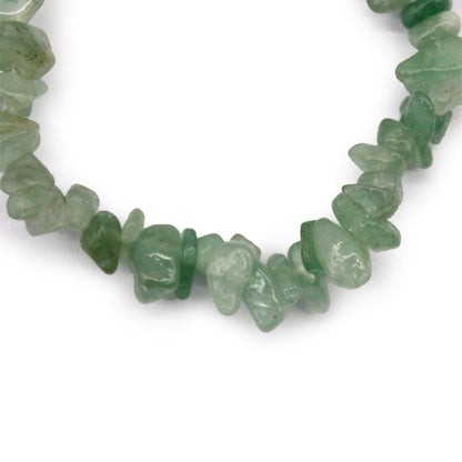 Alt Tag: Jade Chipstone Bracelet – Natursten, elastiskt armband med oregelbundna chips av grön jade med organisk textur