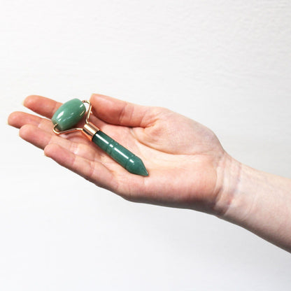 Jade Gemstone Face Roller – Compact 9CM en mano, rodillo facial de jade verde con mango, herramienta de belleza portátil