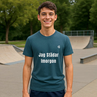 Jag Städar Imorgon Ungdom 100% Organic Cotton T-Shirt on youth model wearing blue tee with “Jag Städar Imorgon” text at skatepark