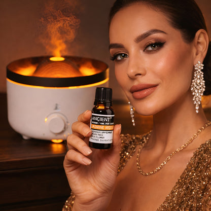 Jasmin Absolute eterisk olja – 10 ml-flaska som hålls av en kvinna, med aromadiffuser i bakgrunden