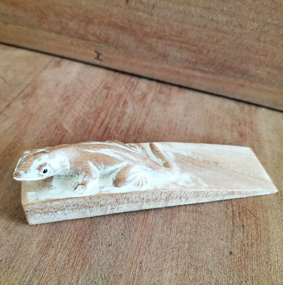 Alt Tag: Jempines Wood Gecko Doorstop – 16x4x4.5 CM hand-carved gecko wooden door wedge on floor