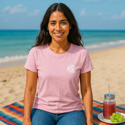 Alt Tag: Joven Dragon Premium Unisex T-Shirt rosa en modelo sentada en la playa, camiseta de ajuste unisex con logo en el pecho