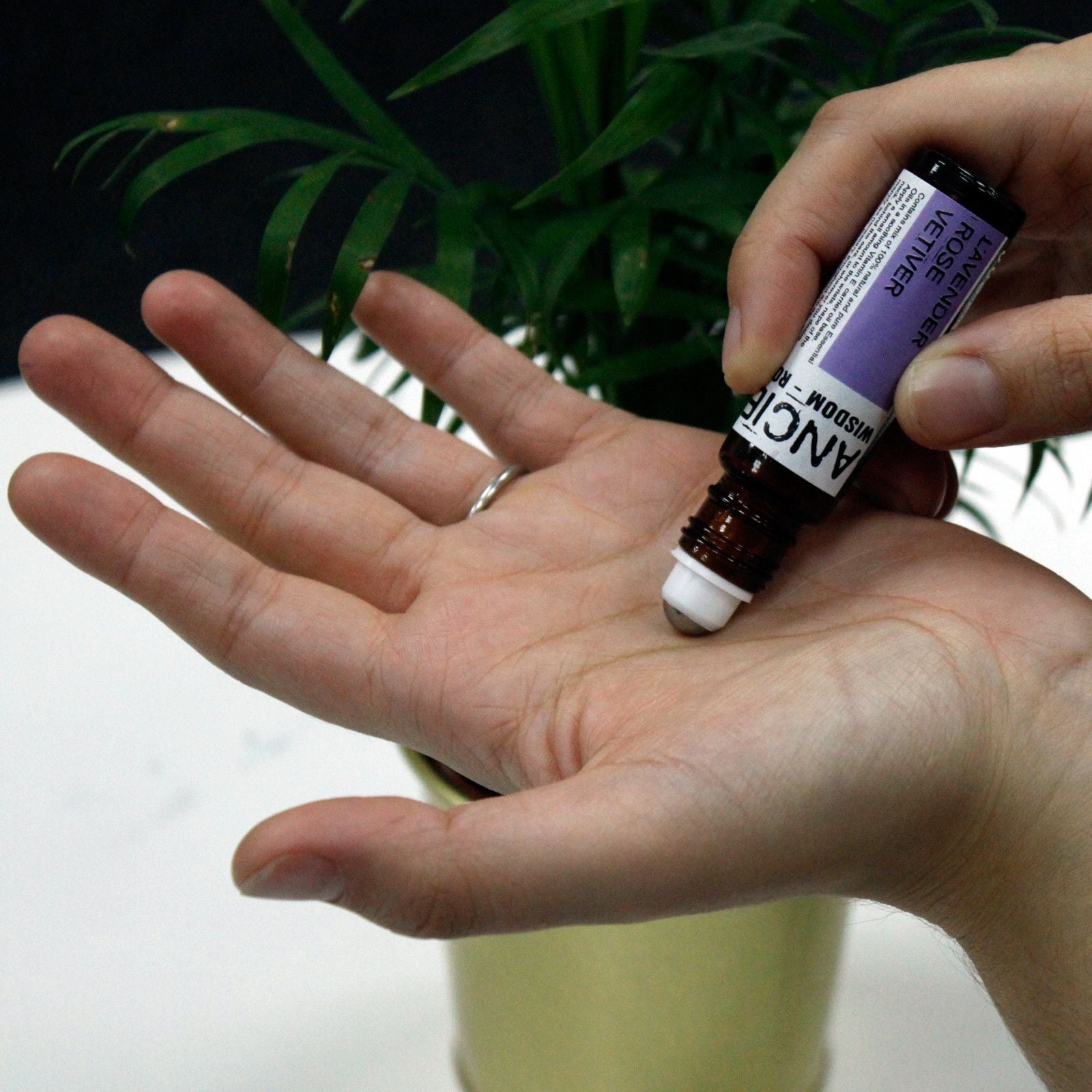 Alt Tag: Just Chill Roll-On Essential Oil Blend – 10ML aplicado en la muñeca con aplicador roll-on, frasco de aceite esencial con lavanda, vetiver y rosa