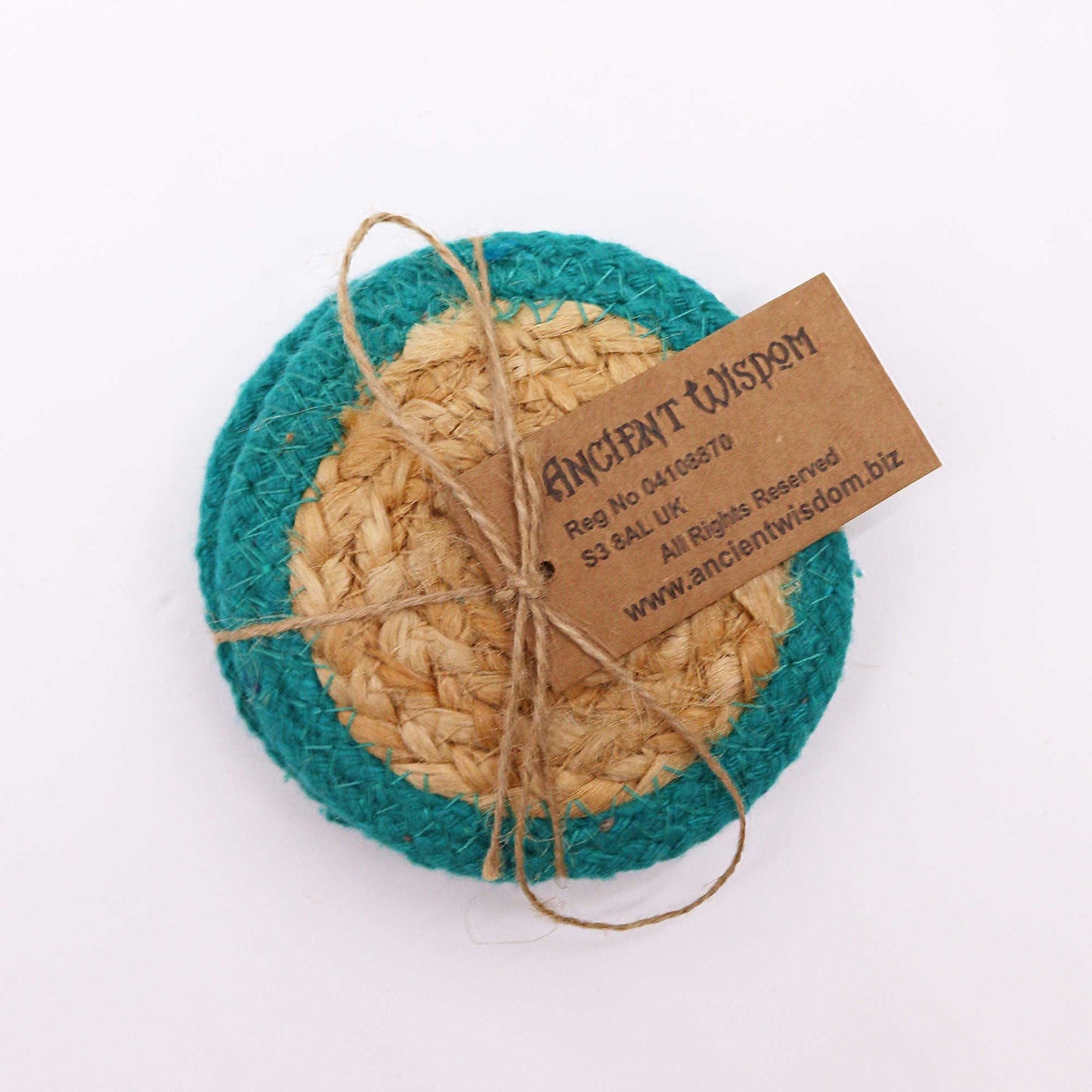Alt Tag: Underläggsset i jute & bomull – 10CM teal kant, vävt juteunderlägg med teal kant knutet med snöre och varumärkestag