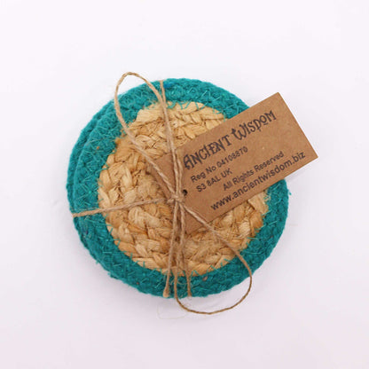 Alt Tag: Underläggsset i jute & bomull – 10CM teal kant, vävt juteunderlägg med teal kant knutet med snöre och varumärkestag