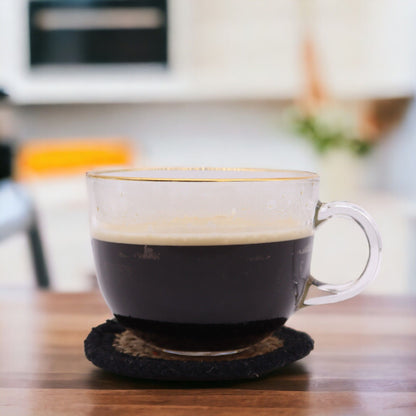 Alt-tag: Underlägg i jute & bomull – 10 cm, set om 4, underlägg i jute och bomull med svart kant för kaffekopp på bord