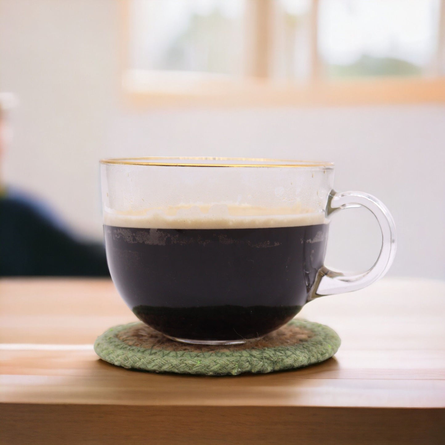Alt-tag: Underlägg i jute & bomull – 10CM set om 4, olivgrön coaster för glas och kaffekopp, naturlig väv i jute och bomull med olivgrön kant
