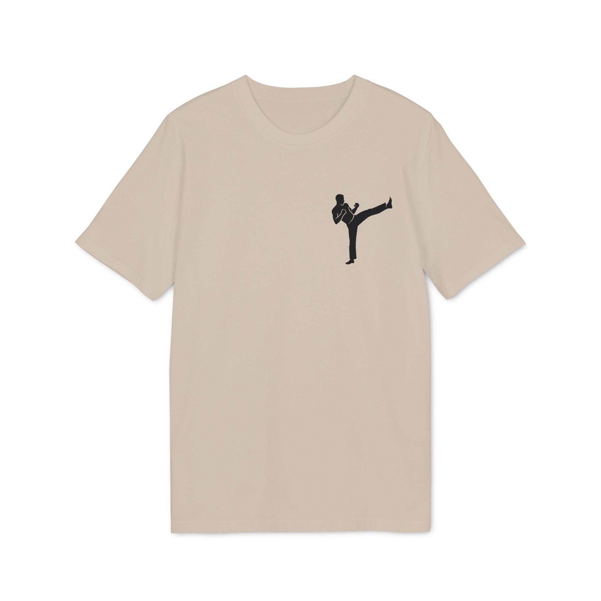 Alt Tag: Karate Kick Sustainable Unisex Tee en color beige con gráfico minimalista de silueta de karateka dando una patada en el pecho