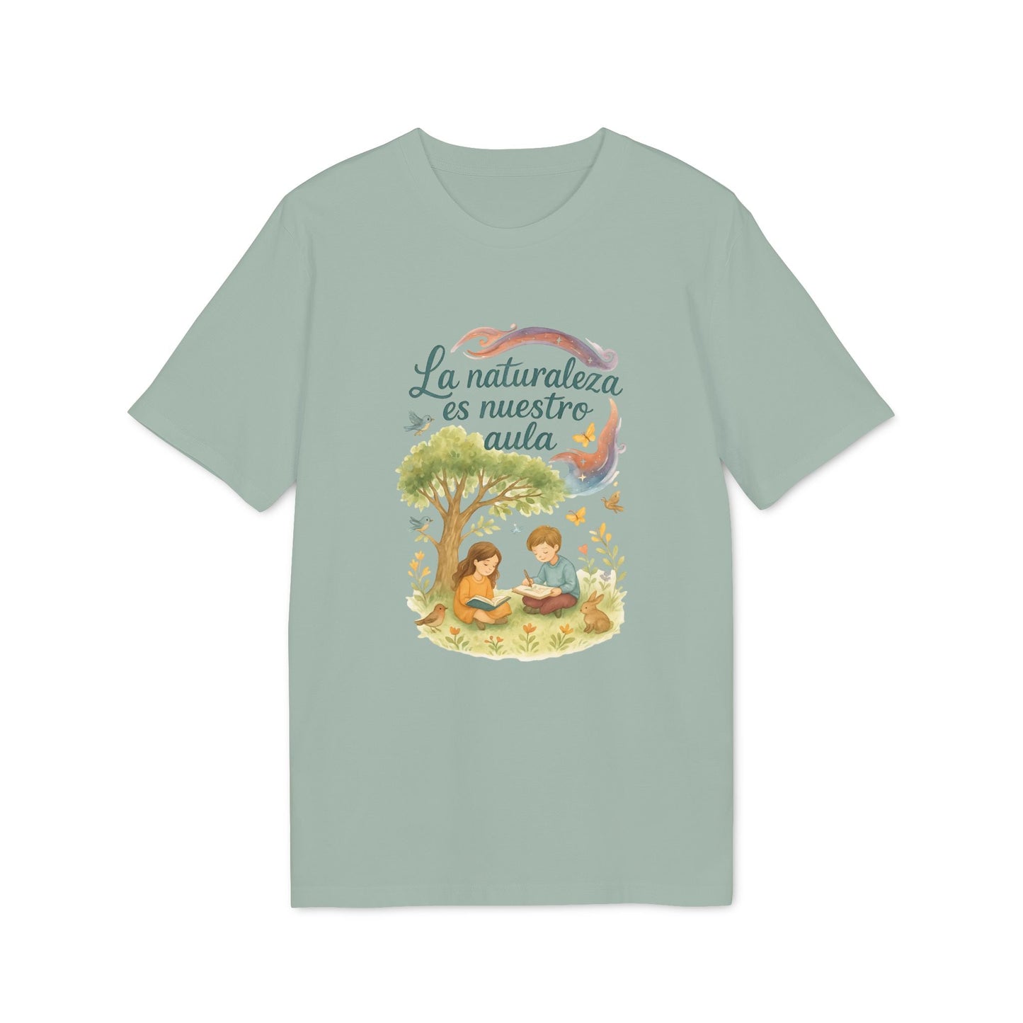 La Naturaleza Es Nuestra Aula Organica Sustainable Unisex Tee con ilustración de niños leyendo bajo un árbol y texto “La naturaleza es nuestro aula”