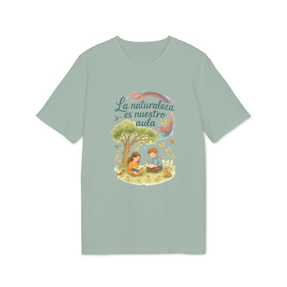 La Naturaleza Es Nuestra Aula Organica Sustainable Unisex Tee con ilustración de niños leyendo bajo un árbol y texto “La naturaleza es nuestro aula”
