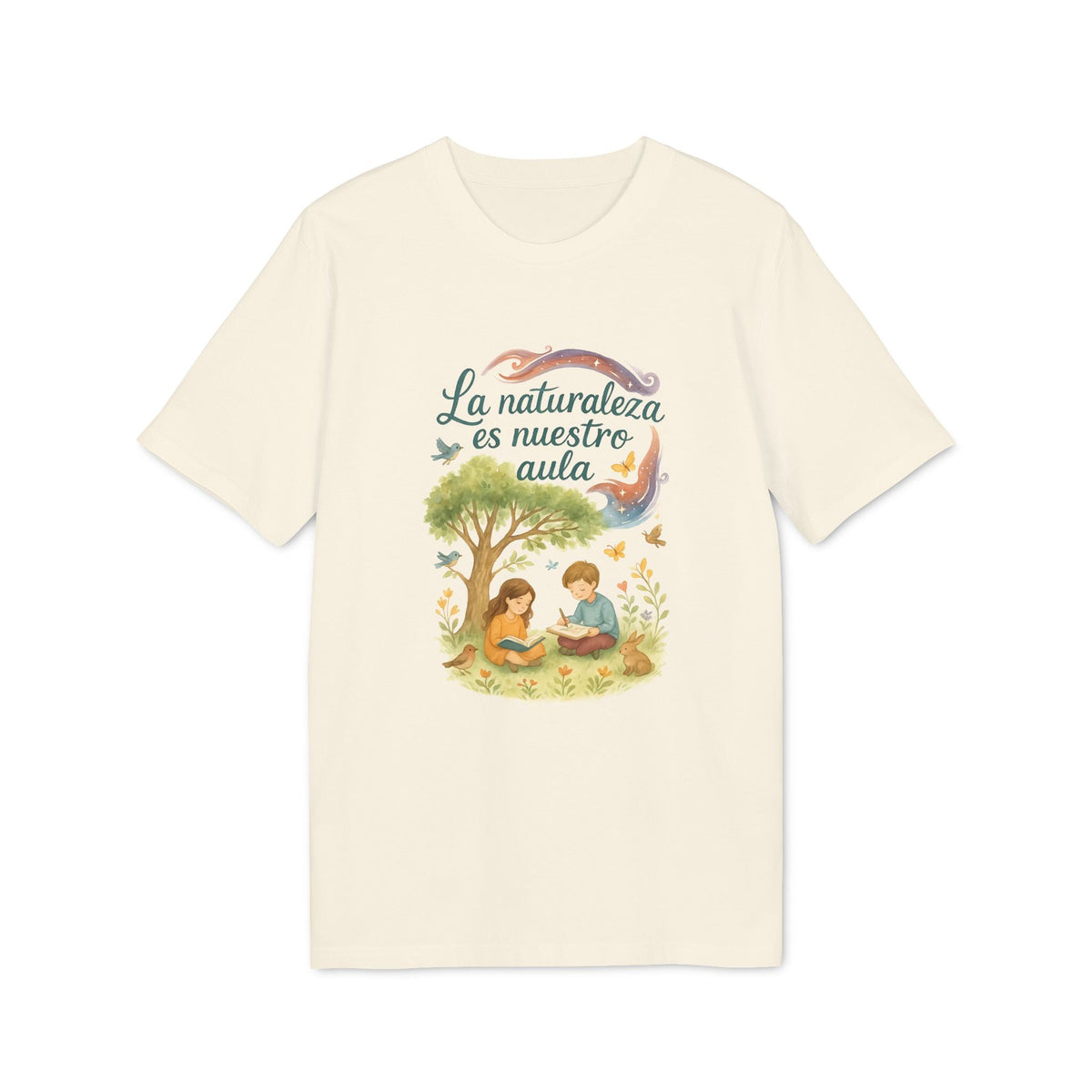 Alt Tag: La Naturaleza Es Nuestra Aula Organica Sustainable Unisex Tee camiseta beige con ilustración de niños leyendo bajo un árbol